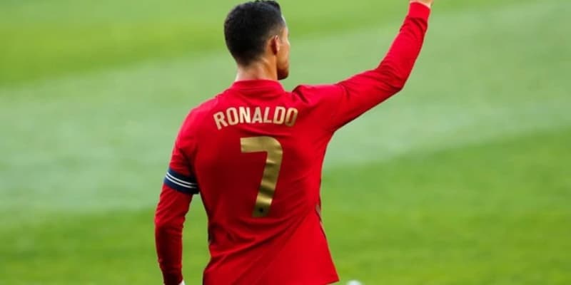 Số áo Ronaldo: Người định nghĩa số 7 huyền thoại